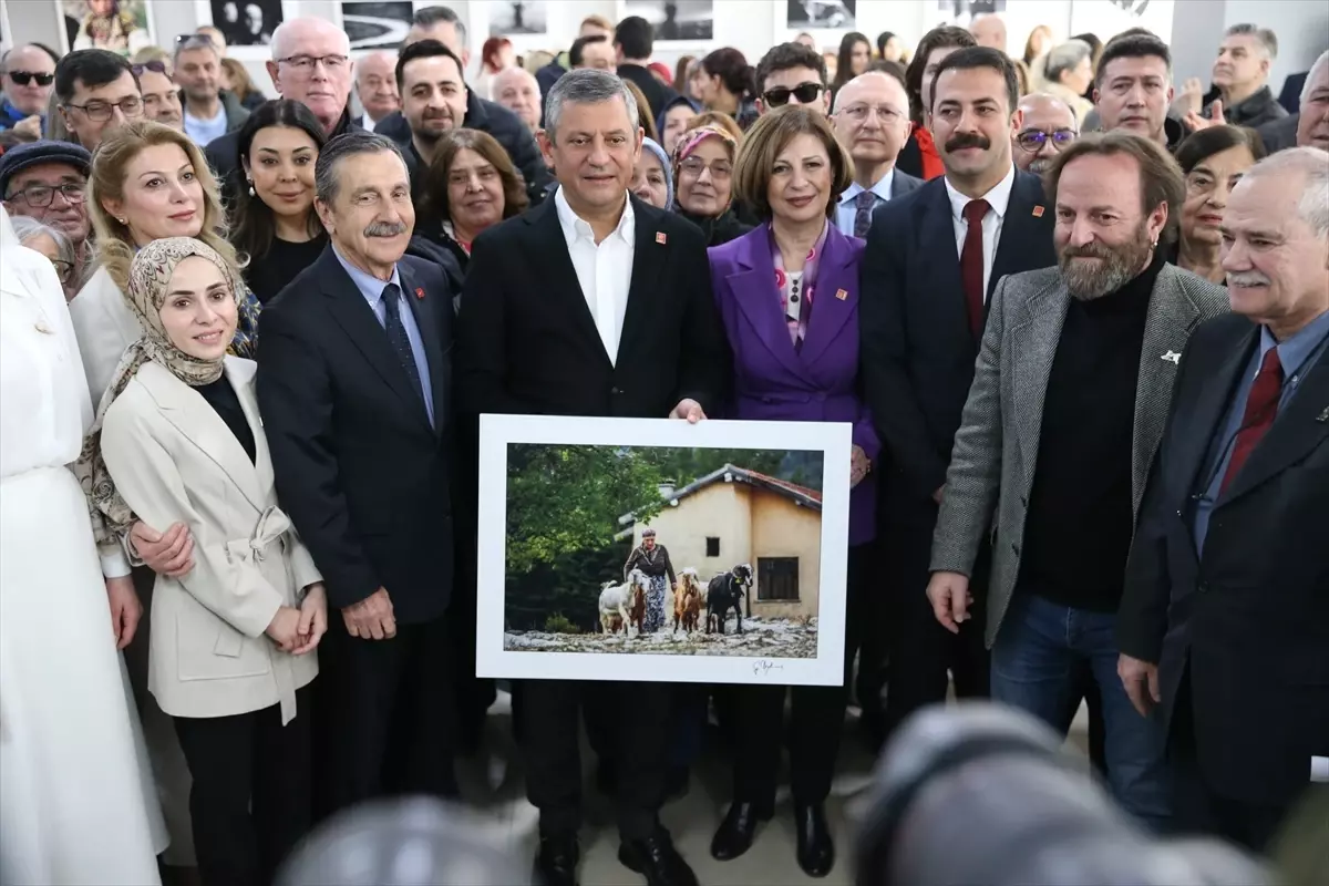 Özgür Özel'den Kadın Hakları ve Şiddetle Mücadele Vurgusu: 8 Mart'ta Yeni Adımlar