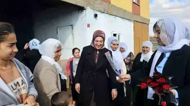 AK Parti heyeti karanfil dağıtımı sırasında