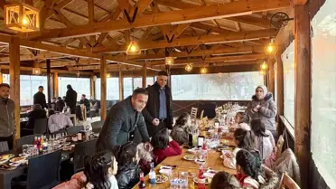 Etkinlikte iftar menüsü hazırlayan çocuklar