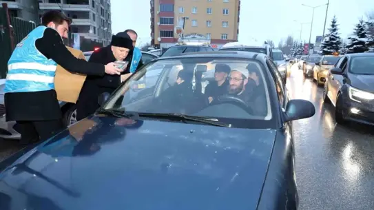Belediye ekipleri iftariyelik paketleri dağıtıyor