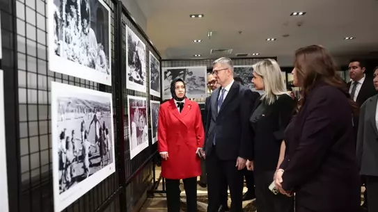 Sergi içindeki kadın liderlerin fotoğrafı