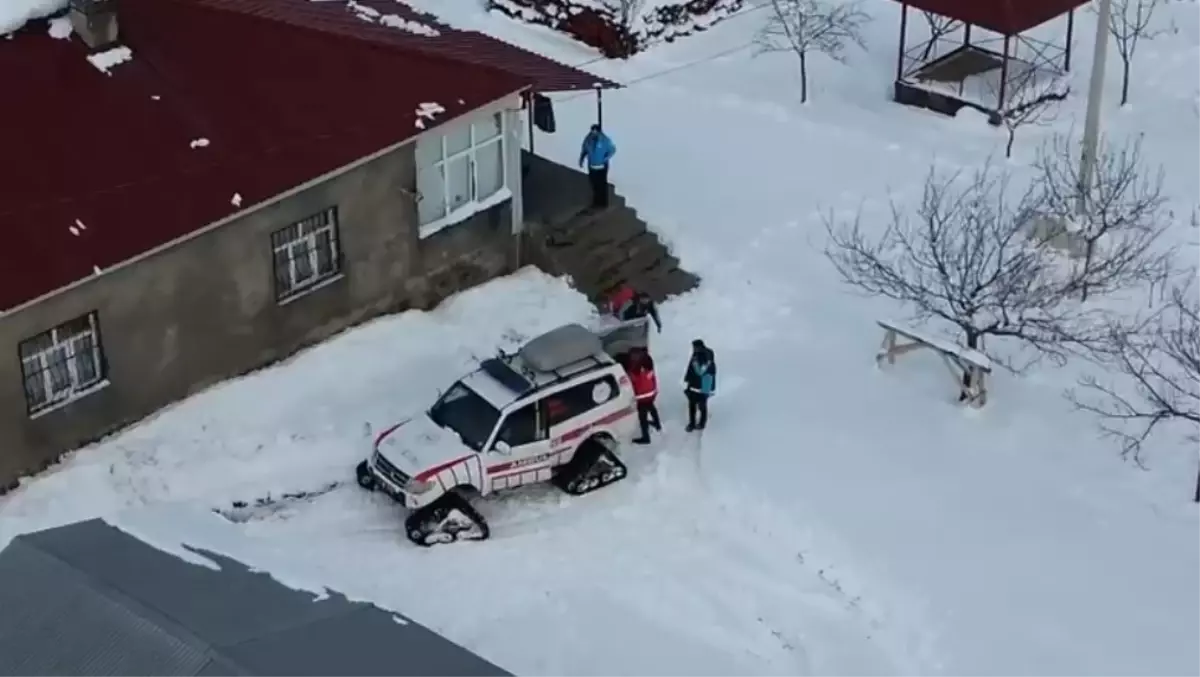 Karlı Yollarda Acil Sağlık: Paletli Kar Ambulansı Kadını Hastaneye Getirdi