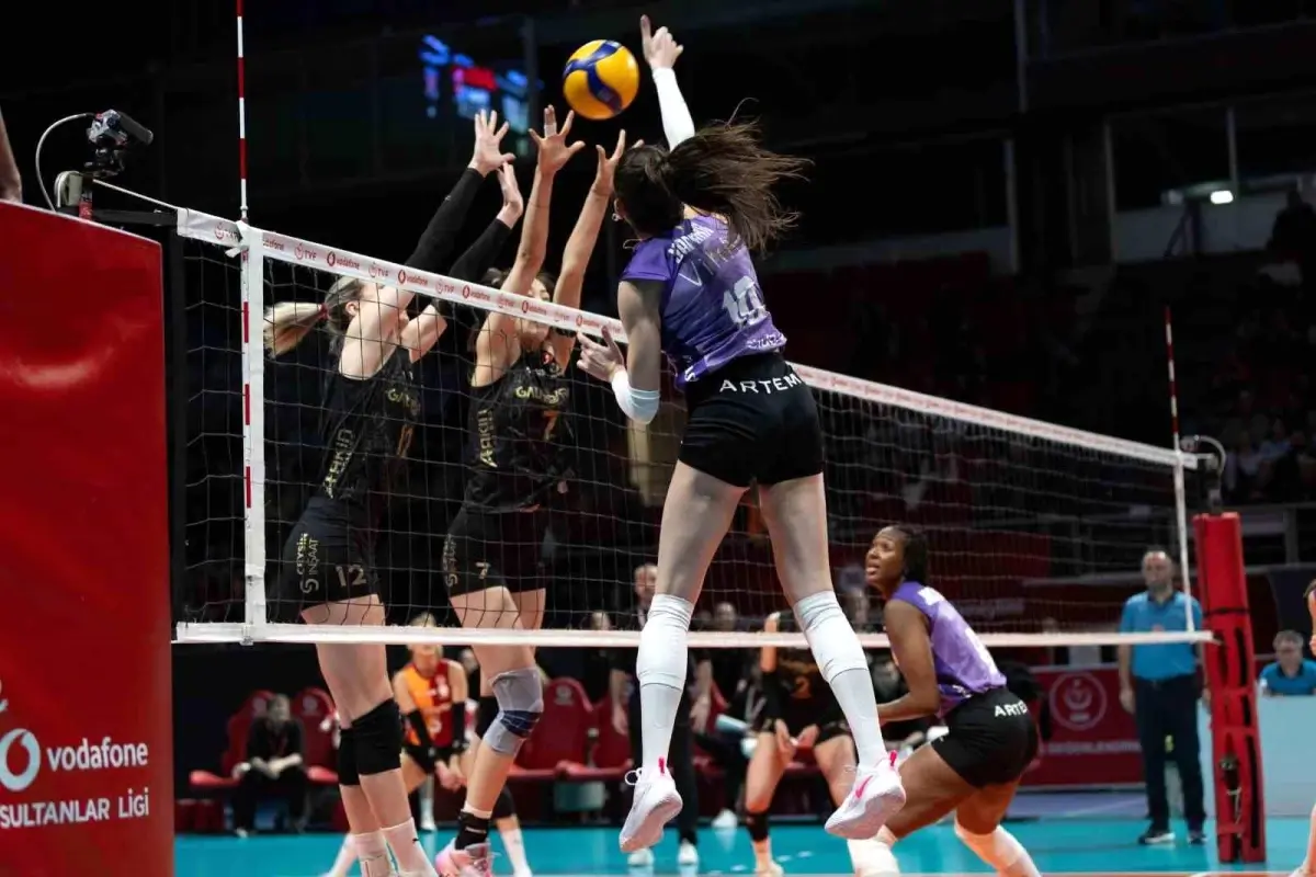 Eczacıbaşı Dynavit, Galatasaray Daikin'i 5 Sette Yenerek Sultanlar Ligi'nde Zafer Kazandı