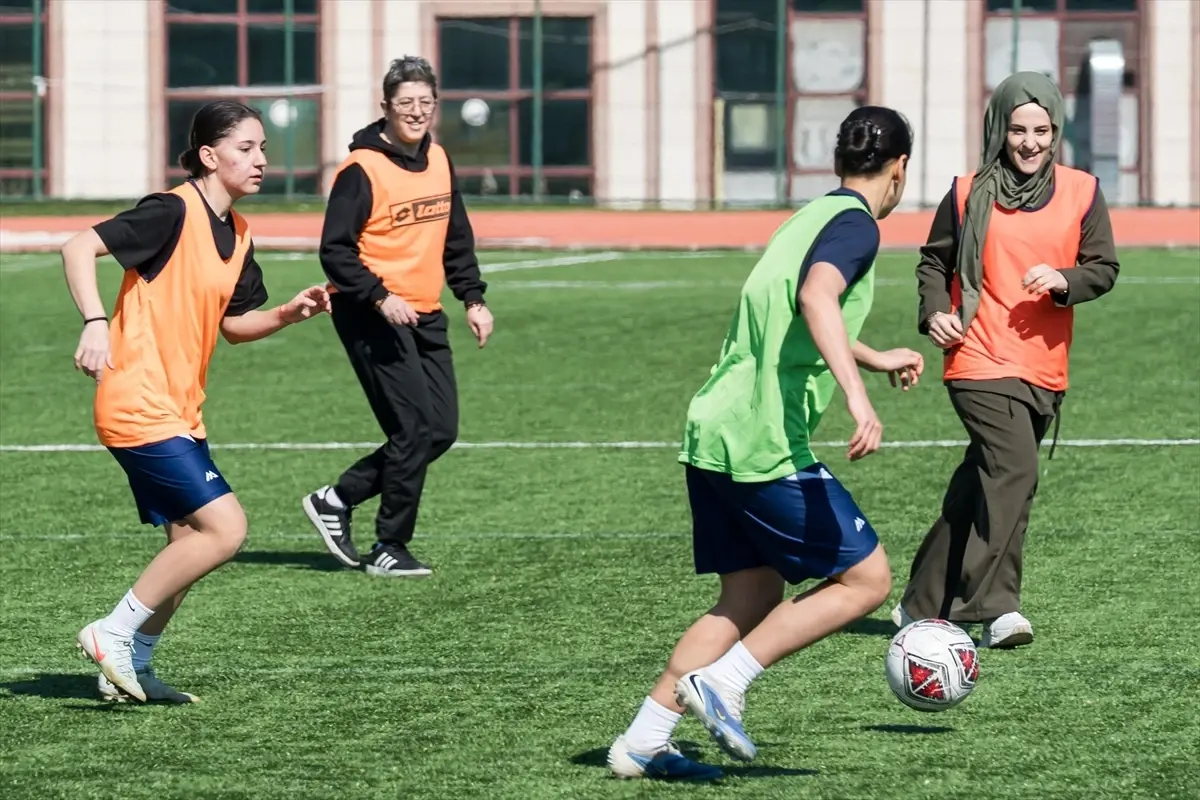 Kadınlar Günü'nde Anneler ve Kızlar Gazi Üniversitesi Futbol Sahasında Buluştu