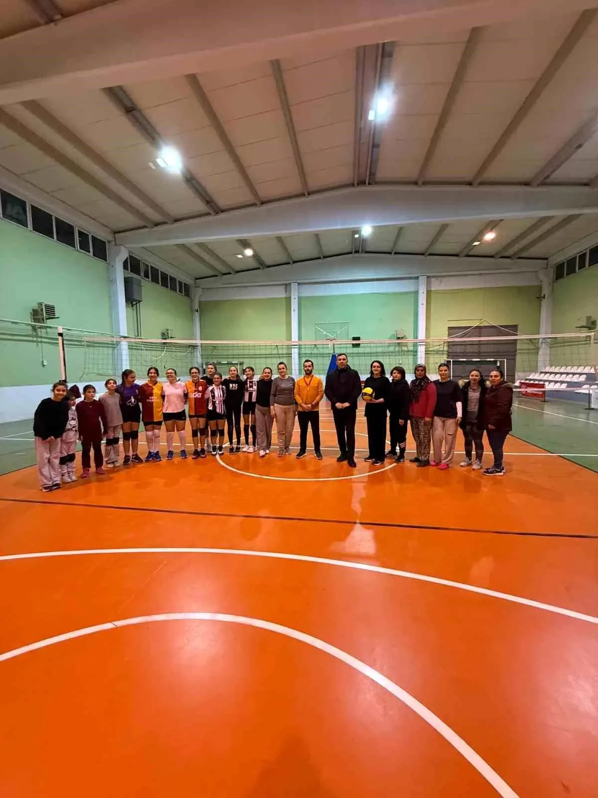 Beylikova’da Anne ve Kızların Voleybol Coşkusuna Tanıklık Edildi