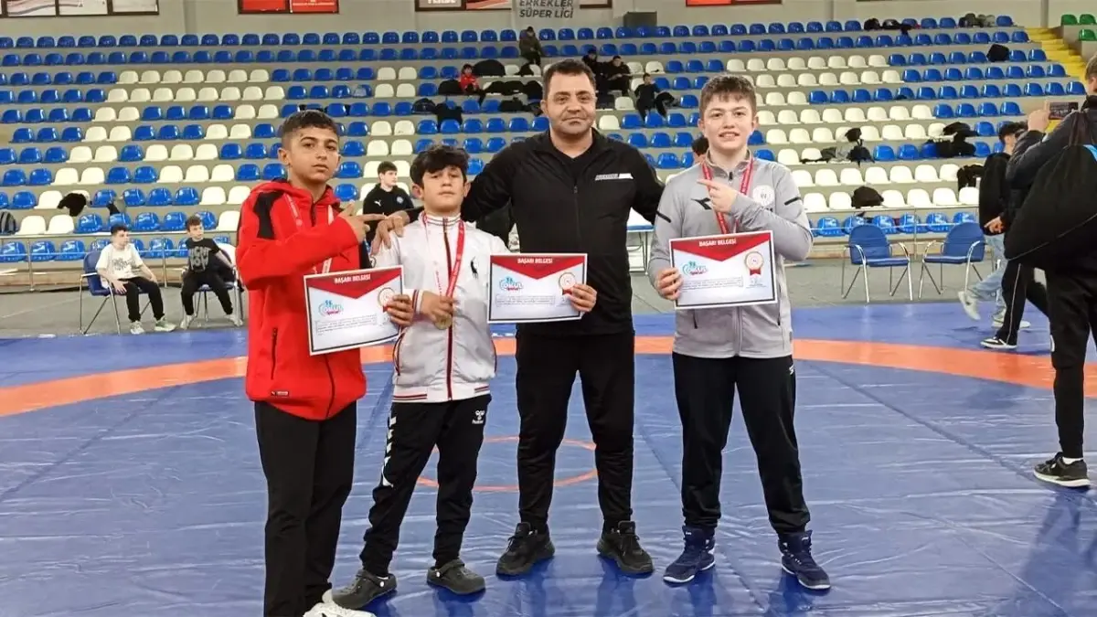 Erzincanlı Güreşçiler Rize'de Şampiyonlukla Göz Doldurdu