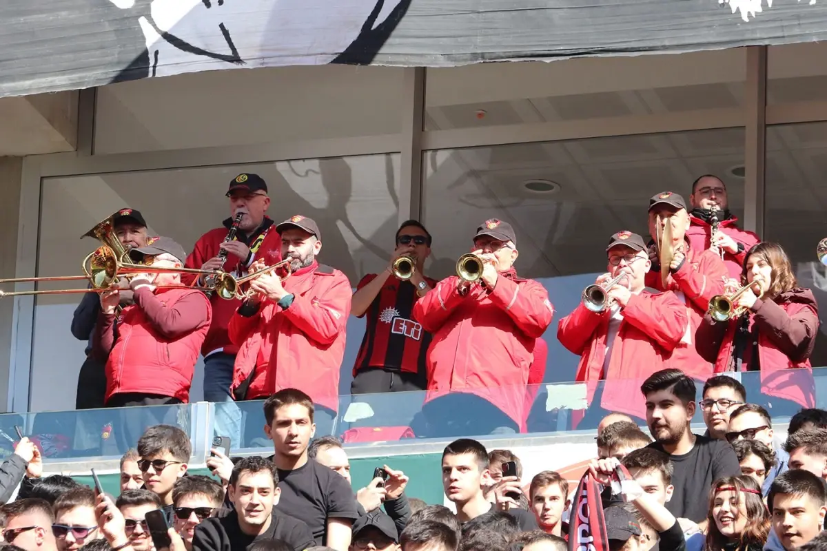 Eskişehirspor, Bornova 1877'yi 7-0'lık Farkla Eledi ve Tribün Şovu ile Fırtına Gibi Coştu
