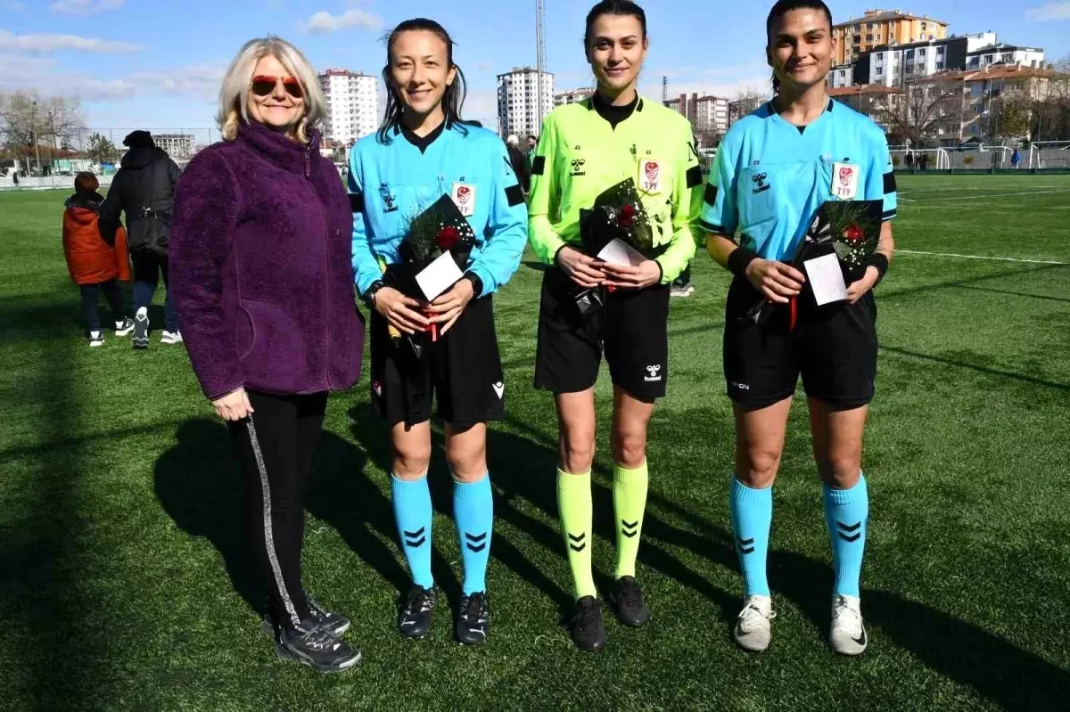Kayseri’de Kadın Hakemler 8 Mart’ı Çiçeklerle Karşıladı
