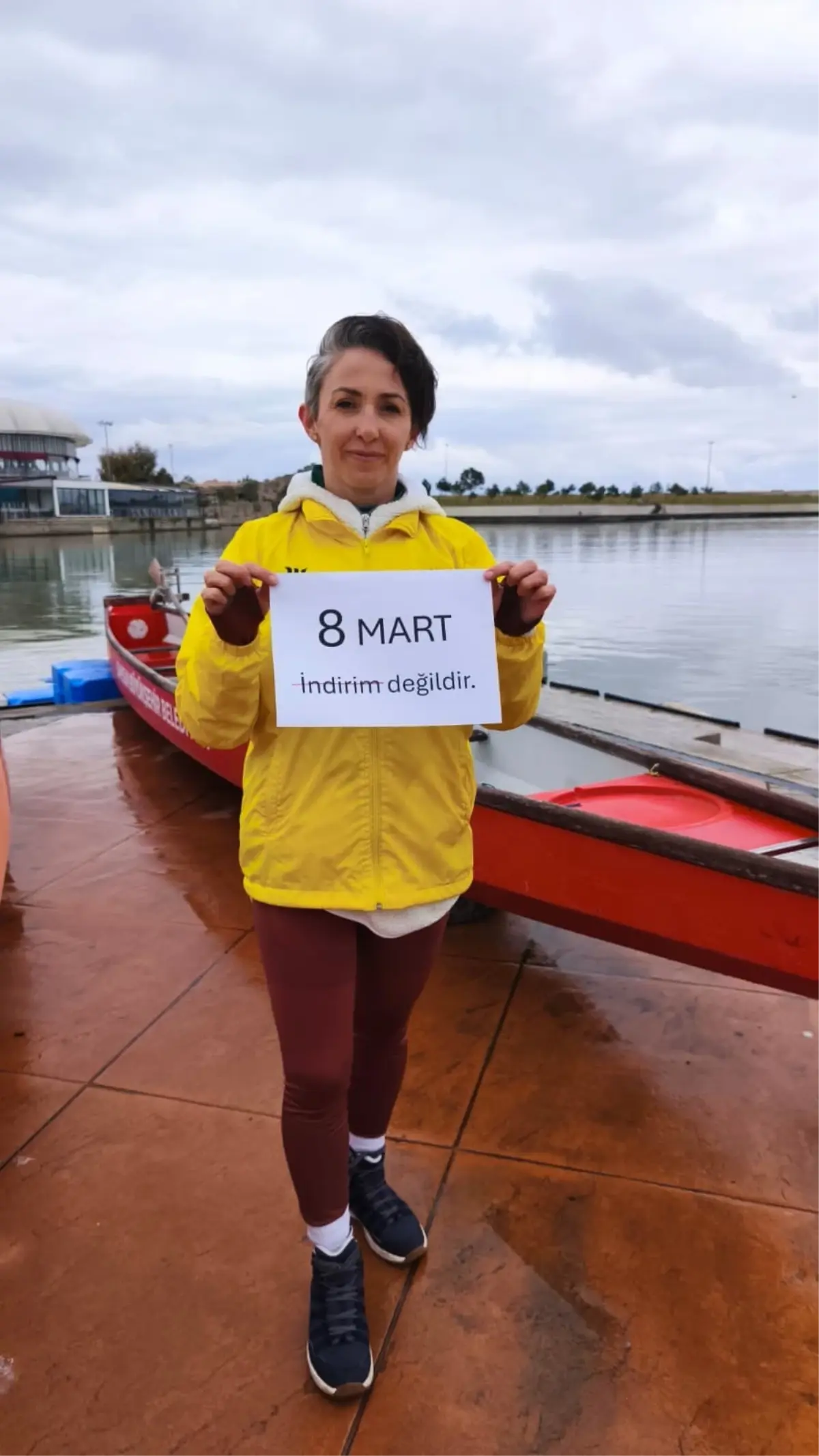 Samsun’da Kadın Sporcular Karadeniz’de Antrenman Yaparak 8 Mart’ı Kutladı