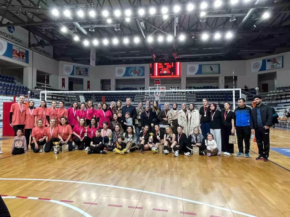 Manisa’da Kadınlar Günü’nü Voleybolla Kutlayan “Evinin Sultanları” Turnuvası