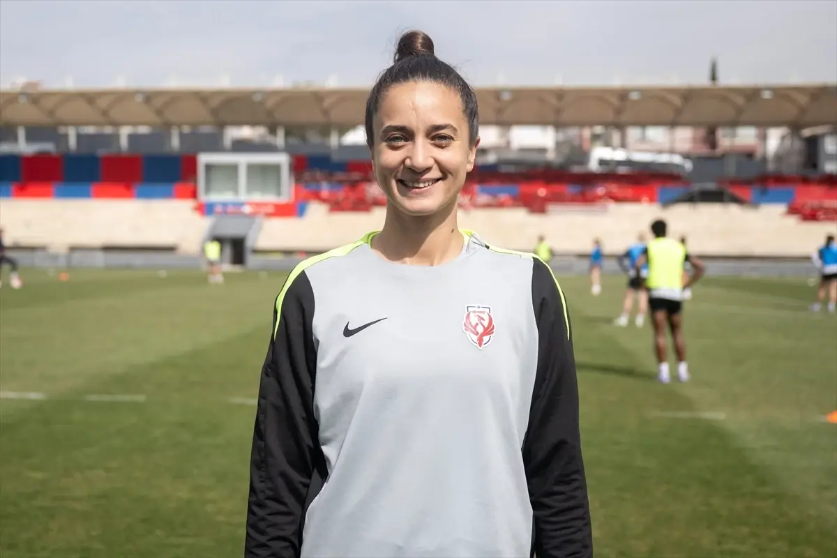 Emine Ecem Esen'den Genç Kız Futbolculara İlham Verici Mesaj