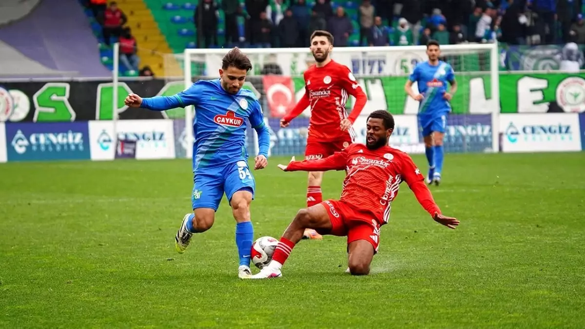 Çaykur Rizespor, Antalyaspor'u Penaltı ile 1-0 Yendi