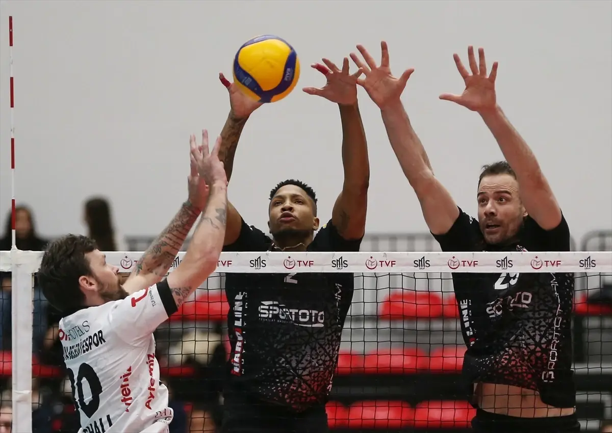 İstanbul Gençlik, Voleybol Efeler Ligi’nde Alanya’yı 3-2’ye Yenerek Zirveye Çıktı