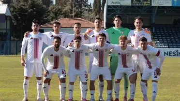 Altınordu futbolcuları sahada mücadele ediyor