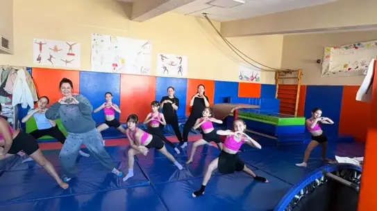 Anne ve çocukların spor yaparken çekilmiş fotoğrafı