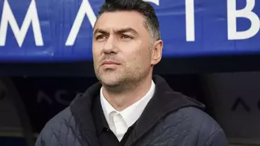 Maç sırasında topa müdahale eden oyuncular