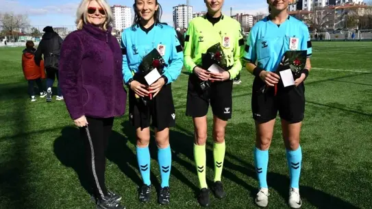 Kayseri’de Kadın Hakemler 8 Mart’ı Çiçeklerle Karşıladı