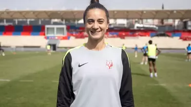 Emine Ecem Esen maçta mücadele ederken