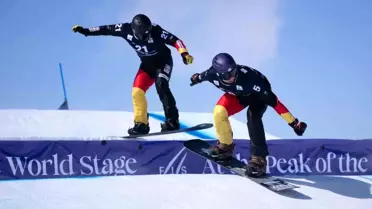 Snowboard Dünya Kupası yarışından bir an