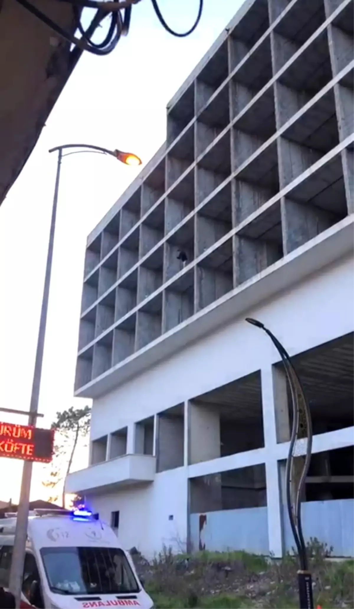 Zonguldak'ta Jandarma Kontrol Noktasından Kaçan Genç, İnşaat Çatısında Tehlikeli Anlar Yaşattı