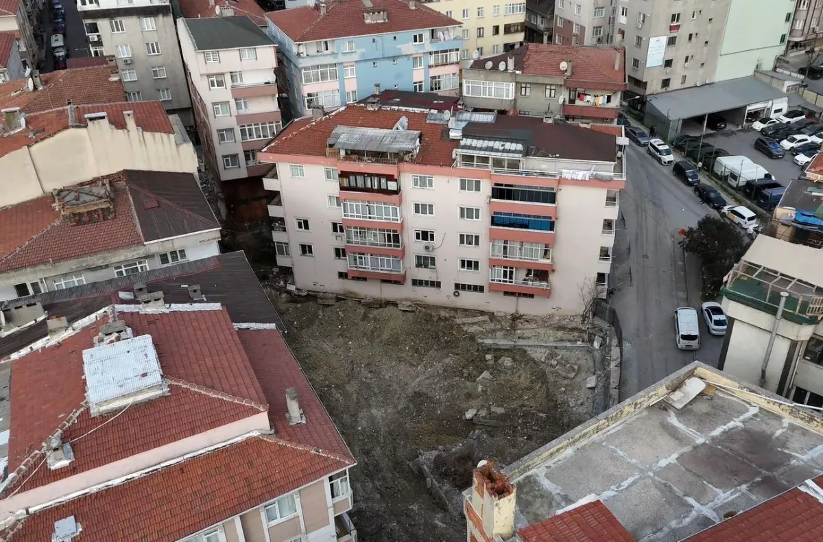 Bahçelievler'de 5 Katlı Binanın Temelinde Ani Kayma: Drone Görüntüleri Olayı Ortaya Çıkardı