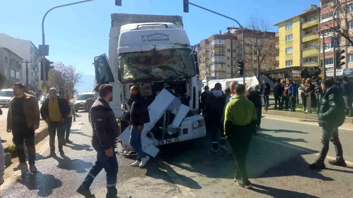 Orhangazi'de Zincirleme Trafik Kazası: 5 Yaralı