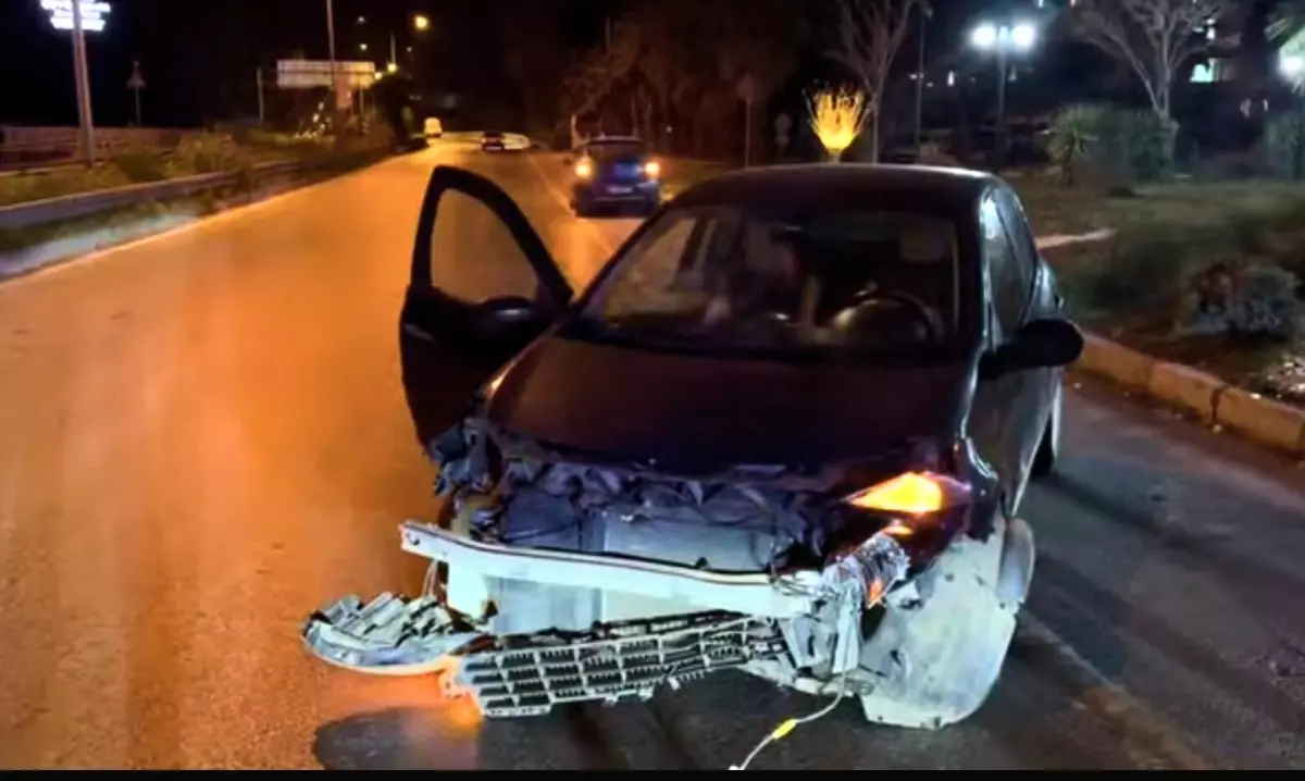 Söke'de Kavşakta Direksiyon Kontrolünü Kaybeden Sürücü Hastaneye Kaldırıldı