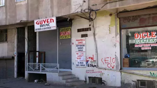 Apartmanın içindeki hasar ve çatlakların fotoğrafı