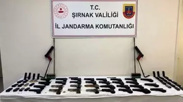 Jandarma ekipleri ele geçirdiği malzemeyi incelerken