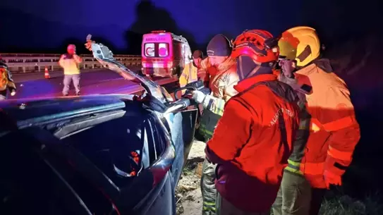 Kaza sonrası otoyolda polis ekipleri