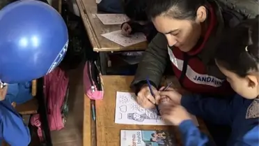 Çocuklar jandarma ekipmanlarıyla fotoğraf çektiriyor