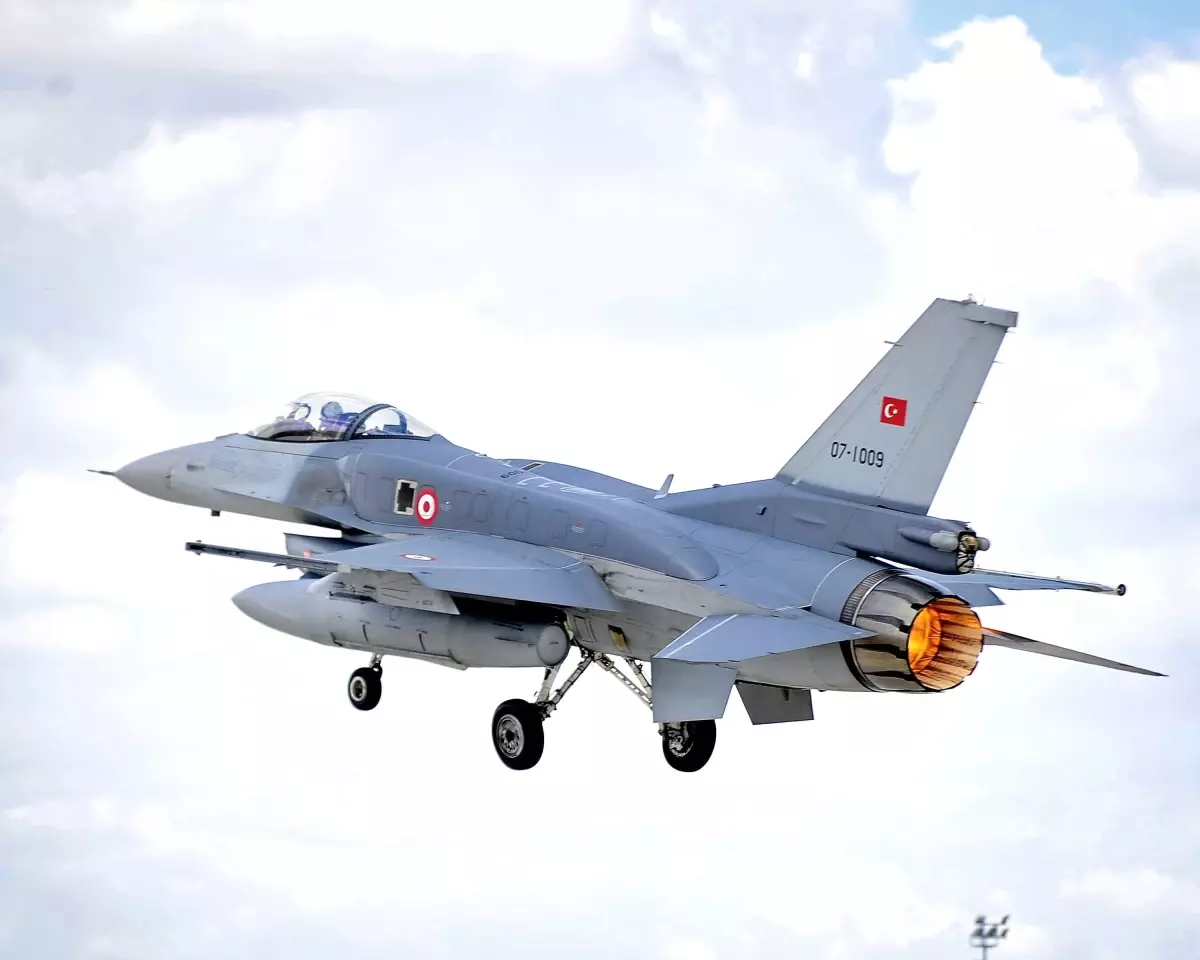 Türkiye, Kıbrıs'ta Artan Askeri Gerilimi Dengelemeye Çalışıyor