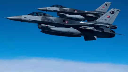 F-16 uçakları havada