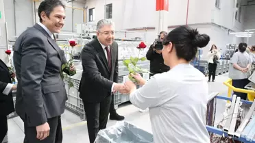 Kadın çalışanların üretim hattındaki çalışması