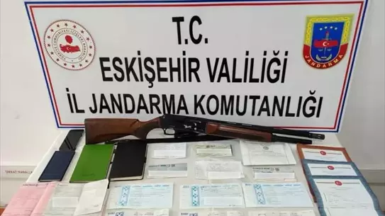 Eskişehir Alpu’da Jandarmanın Tefecilik Operasyonu: Şüpheli Gözaltında, Silah ve Belgeler Ele Geçirildi