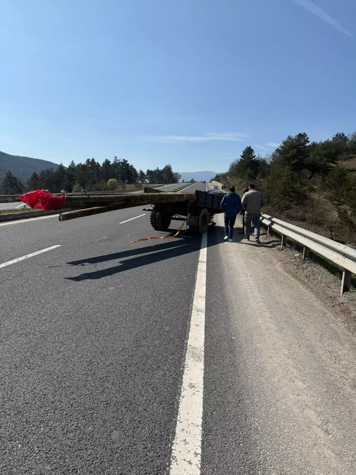Bolu’da Ahşap Direk Taşıyan Traktör Devrildi, 24 Yaşındaki Sürücü Hayatını Kaybetti