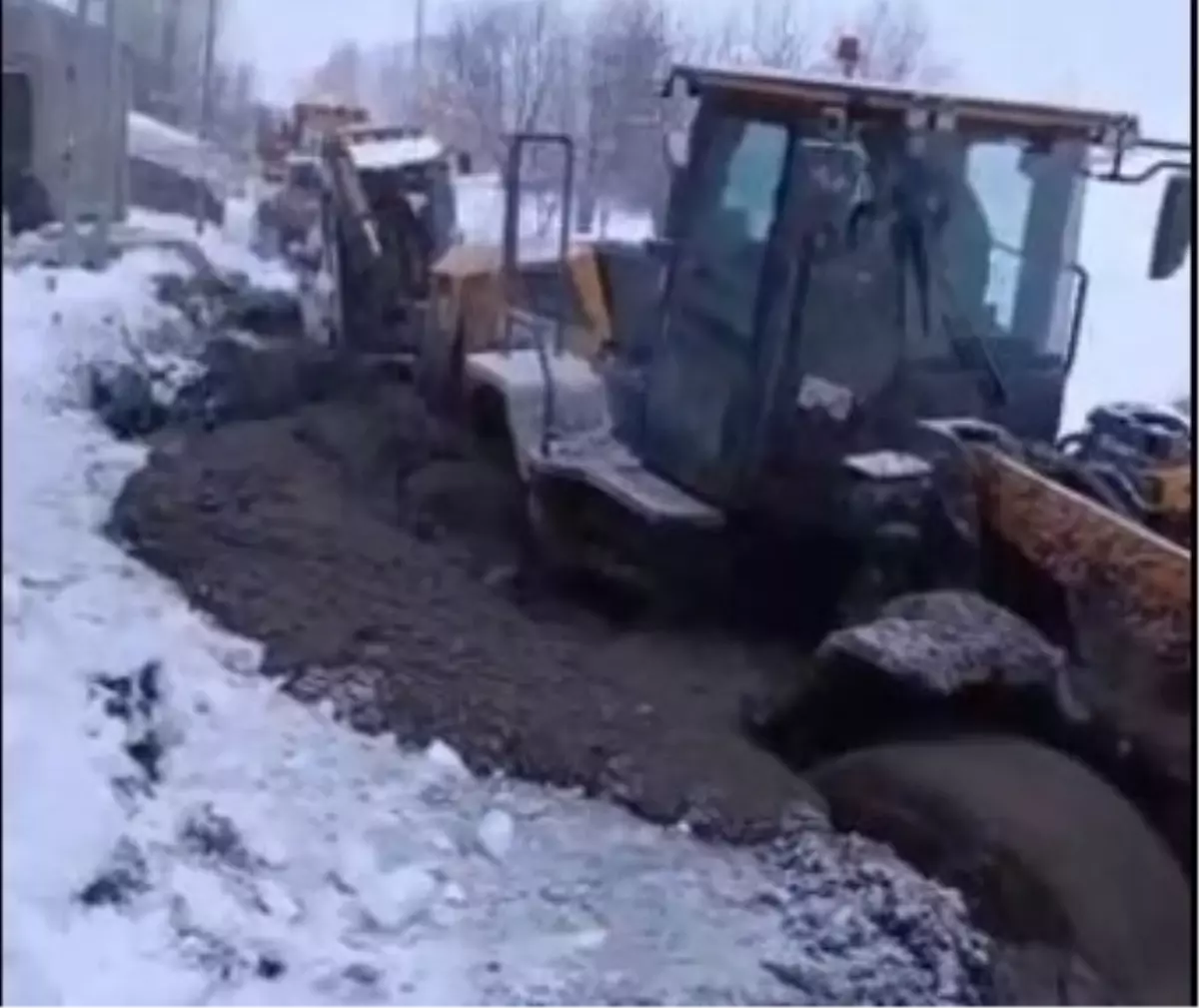 Ahlat'ta Karla Mücadele Sırasında İş Makinesi Çamura Sıkıştı