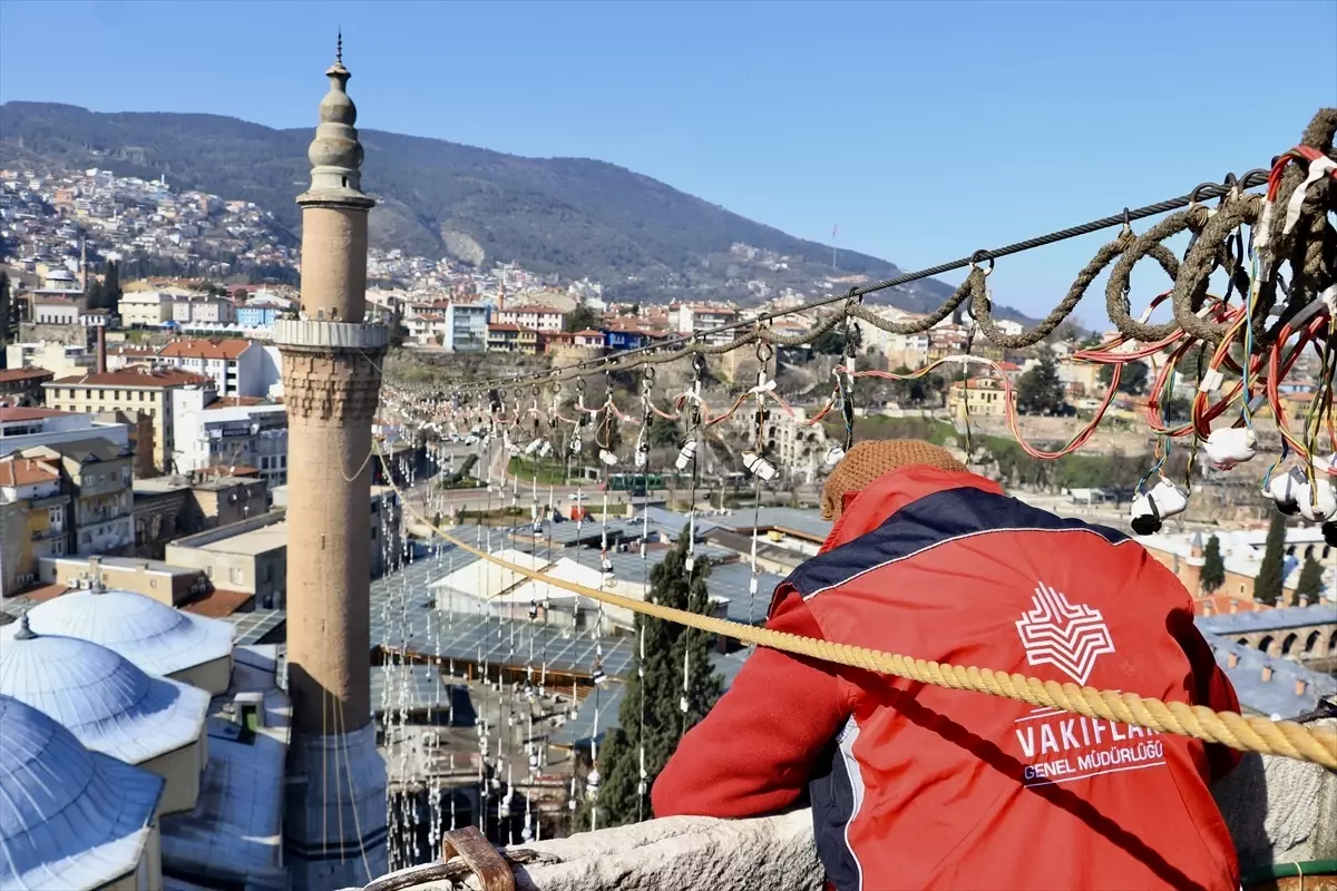 Bursa Ulu Camii'nde Ramazan Mahyası: “Zekat Berekettir” Sloganı Şehrin Sokaklarını Aydınlatıyor