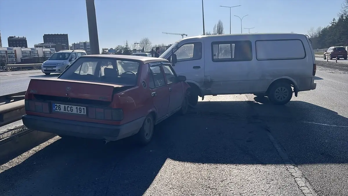 Eskişehir-Bursa Karayolunda Çarpışma: Hamile Sürücü Yaralı