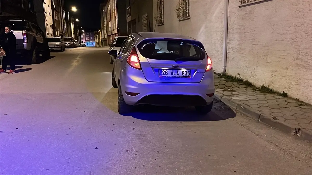 Eskişehir Odunpazarı'nda Motosiklet ve Otomobil Çarpışması: 2 Yaralı