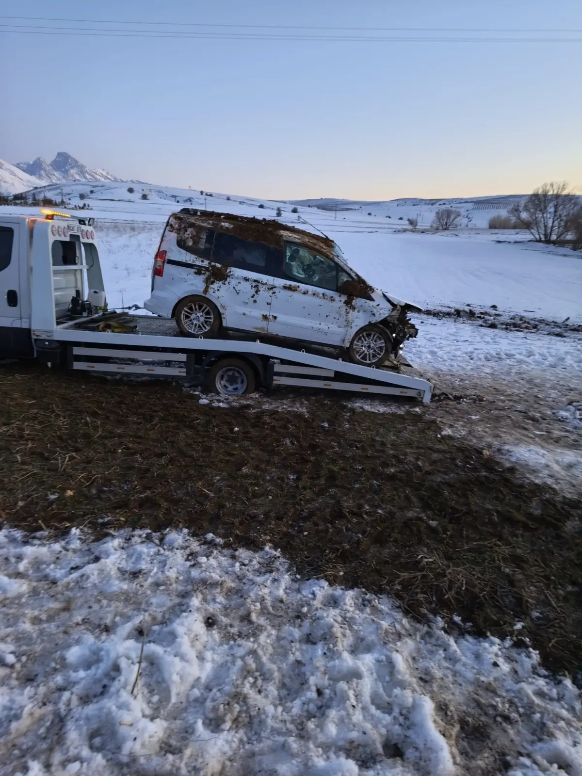 Niğde’de Takla Atan Hafif Ticari Araçta Aile Üyeleri Hafif Yaralandı