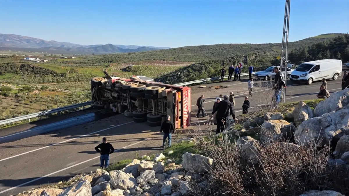 Hatay'ın Hassa İlçesinde Vinç Kazası: Sürücü Hastaneye Kaldırıldı
