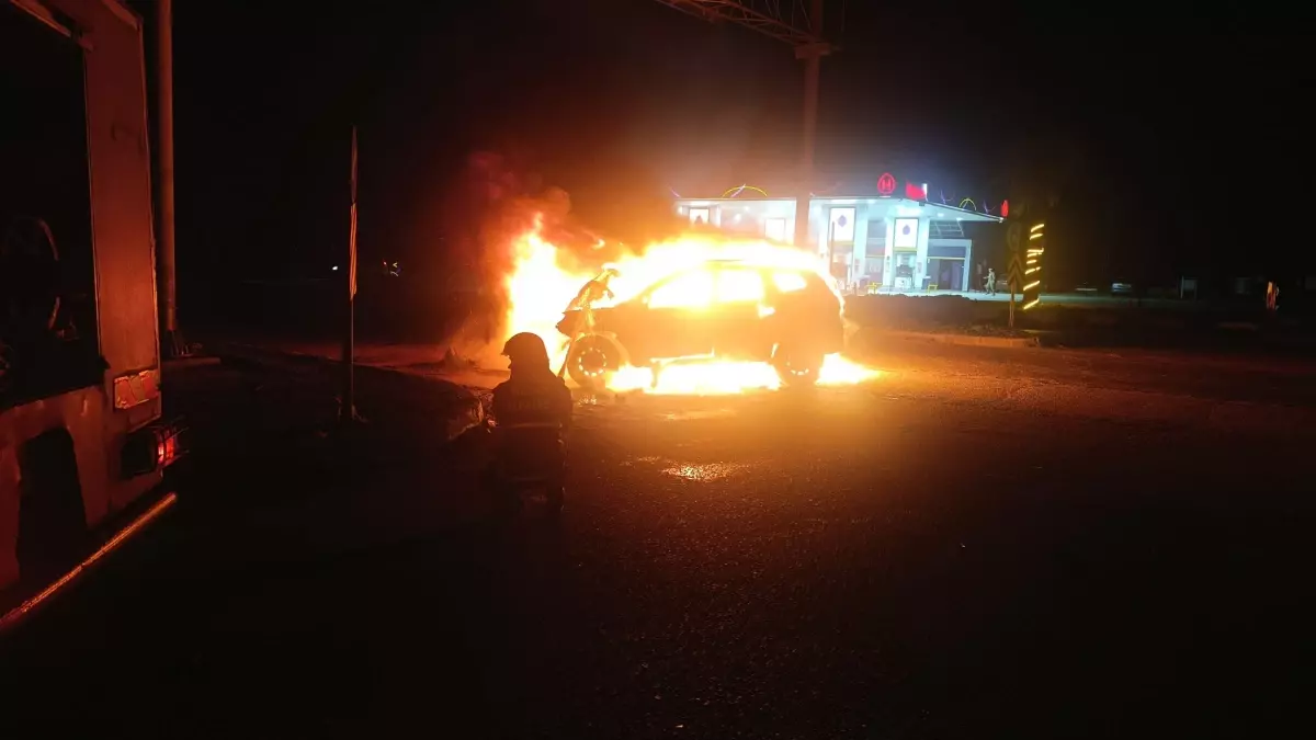 Kırıkhan’da Araç Yangını: Sürücü Hafif Yaralı Olarak Kurtarıldı