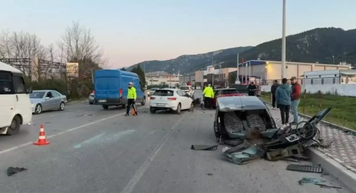 İzmir Kemalpaşa'da Zincirleme Trafik Kazası: 3 Yaralı