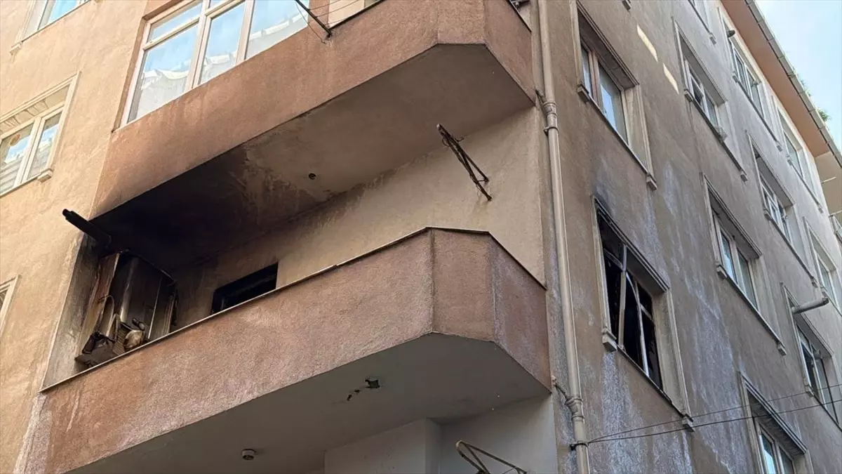 Darıca'da 5 Katlı Bina Yangını Kontrol Altına Alındı