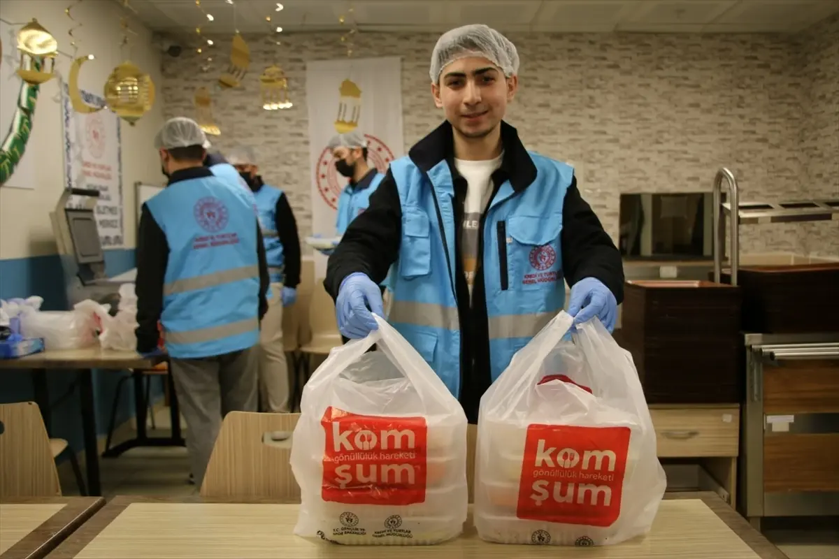 Kütahya Üniversite Öğrencileri 'Komşum' Projesiyle İftar Sofralarını Paylaşıyor