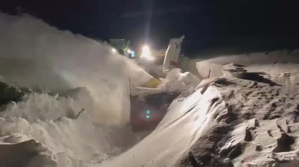 Kars’ta 242 Köy Yolu, İş Makineleriyle Kar Temizliği Sonrası Ulaşıma Açıldı