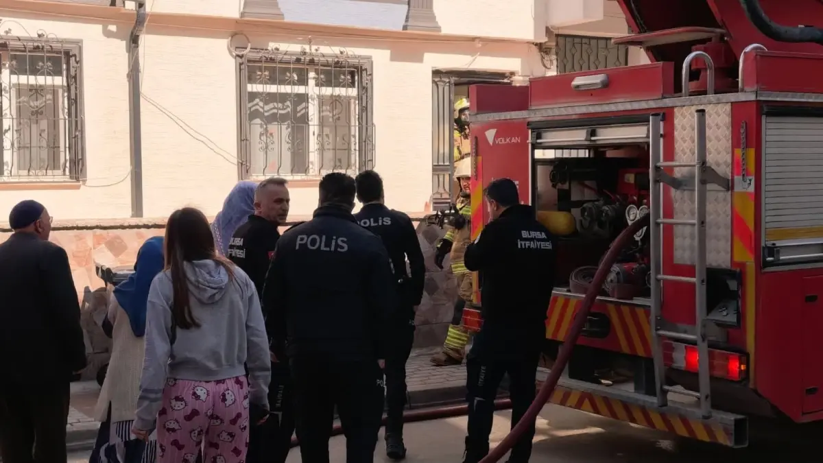 İnegöl'de Mutfakta Çıkan Kıvılcım Yangına Dönüştü: İtfaiye Hızlı Müdahale Etti