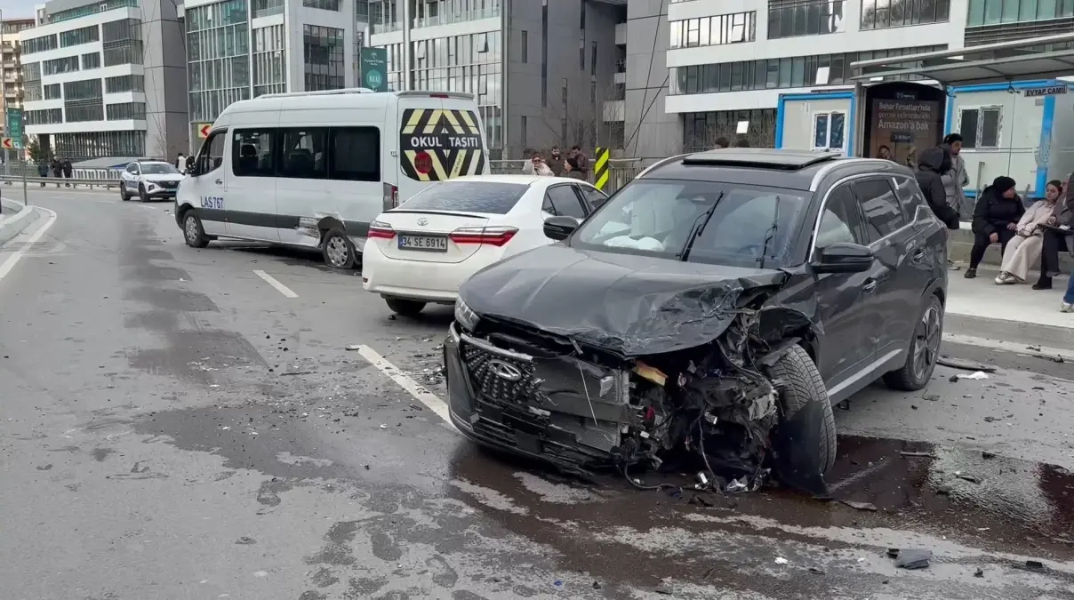 Sarıyer'de Zincirleme Kazada 4 Yaralı