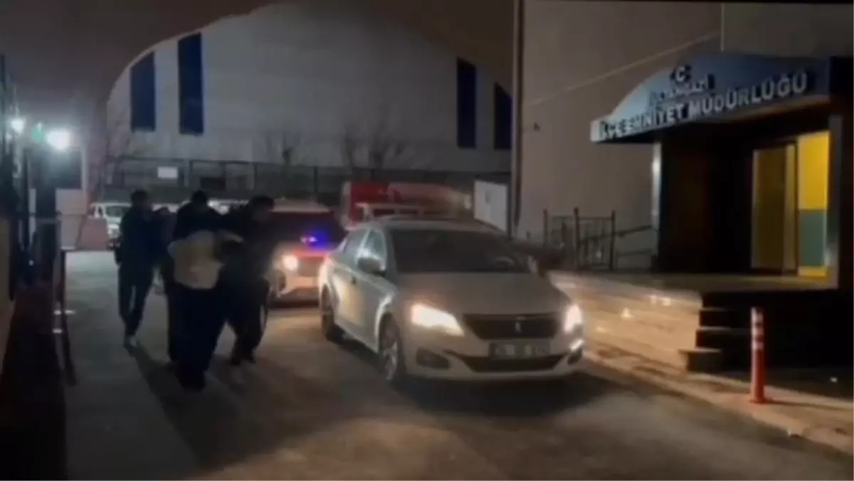 Sultangazi'de Uyuşturucu Operasyonu: 5 Şüpheli Gözaltında, Araçta Ruhsatsız Silah Bulundu